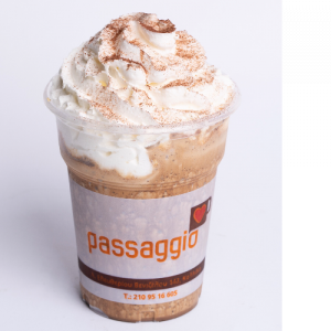 Freddo cappuccino με σαντιγύ